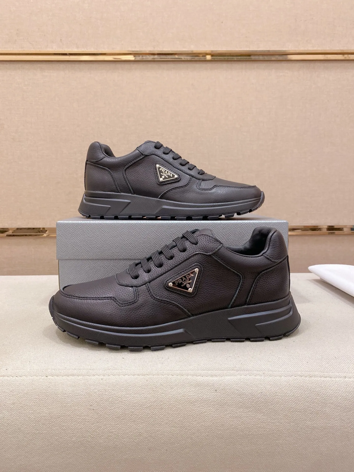 Factory price 560💰(High version) New Prada (Prada) high-top counters are on the market at the same time, new men's shoes, 😘fabrics are selected from waterproof technical cloth. First layer cowhide lining. 👍🏿Original molded anti-slip rubber outsole, with exquisite lines, simple and elegant, comfortable and high-end for leisure travel. Number of yards: 38 to 44. (Can be customized for 45.46.)